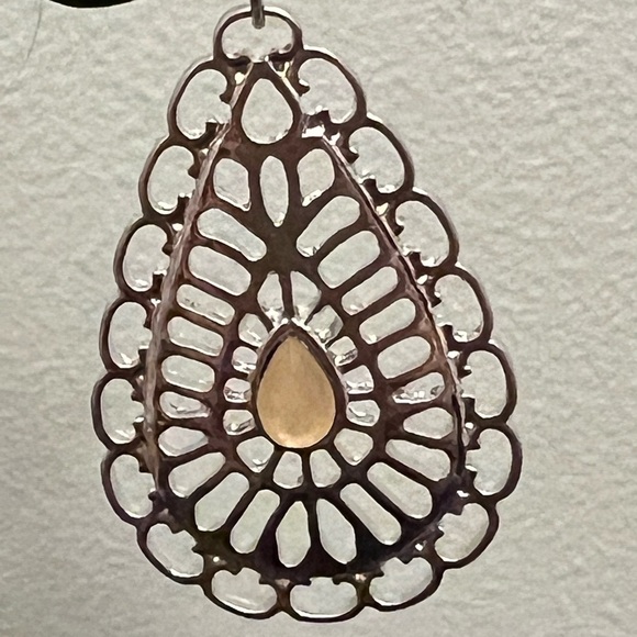 SILVER Toned Dangle Earrings‎ With Pale Yellow Center - Picture 2 of 2